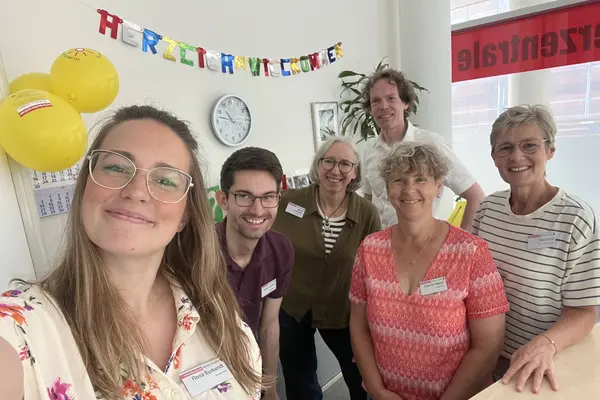 Menschen lächeln im Gruppenfoto