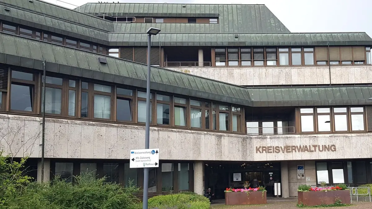 Verwaltungsgebäude aus Beton vor hellgrauem Himmel