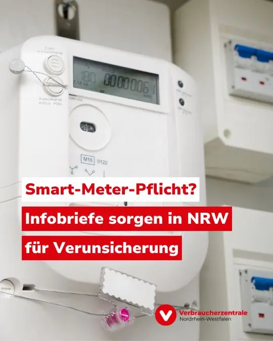 Foto eines digitalen Stromzählers (Smart Meter), Text: "Smart-Meter-Pflicht? Infobriefe sorgen in NRW für Verunsicherung" und Logo der Verbraucherzentrale Nordrhein-Westfalen