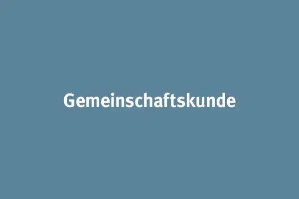 Blaugrauer Hintergrund mit Schriftzug Gemeinschaftskunde