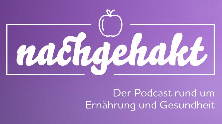 Nachgehakt: Der Podcast der Verbraucherzentrale Berlin. Coverbild mit Retro-Mikrofon auf blauem Hintergrund