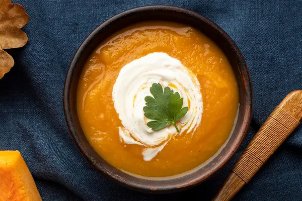 Eine Schale Kürbiscremesuppe