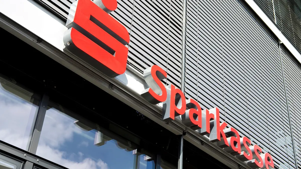 Das Sparkassen-Logo an einem Gebäude.