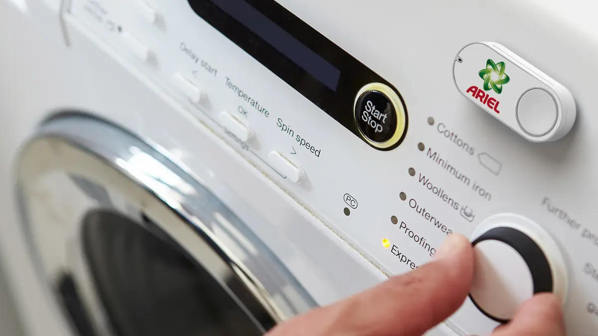 Waschmaschine mit einem Dash Button von Amazon
