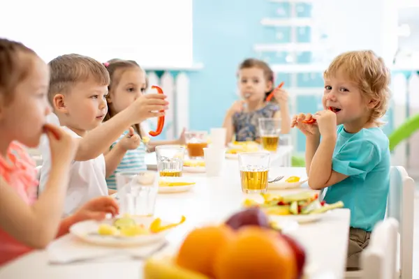 Kindergartenkinder beim Essen