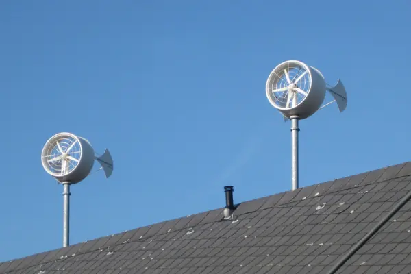 Zwei kleine Windkraftanlagen auf einem Dach