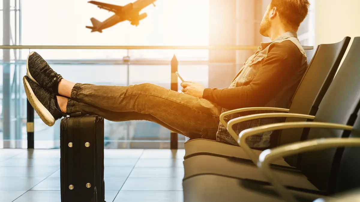 Mann wartet am Flughafen