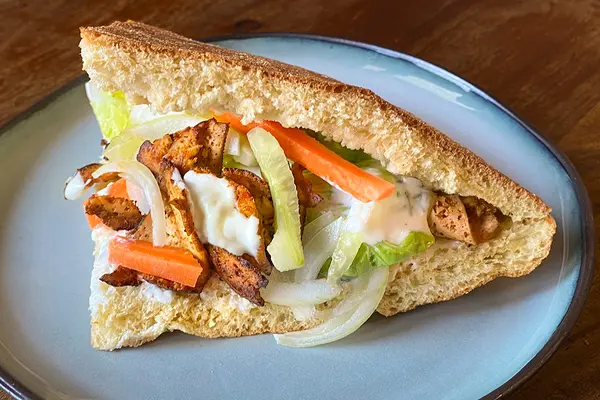 Eine Dönertasche gefüllt mit Tofu, Gemüse und Soße