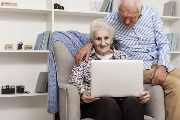Schmuckbild: Seniorenehepaar, das gemeinsam auf Laptop schaut