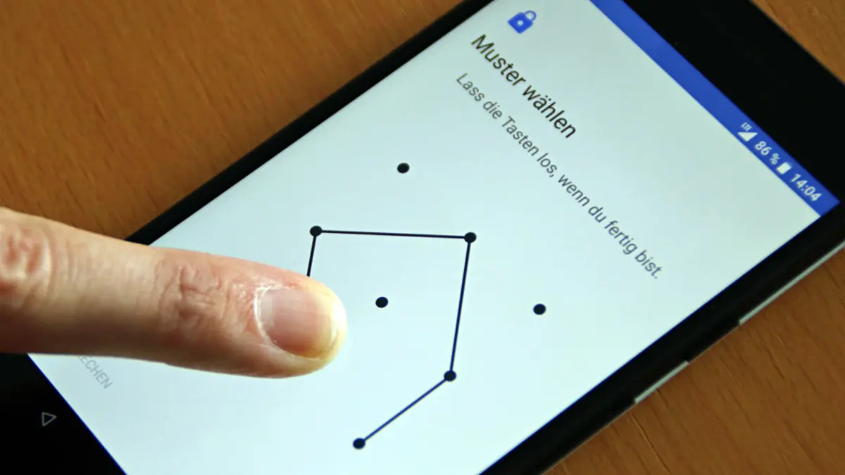 Finger auf Smartphone-Disyplay zeichnet ein Sperrmuster