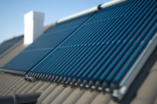 Auf einem Dach ist ein Solarmodul installiert.