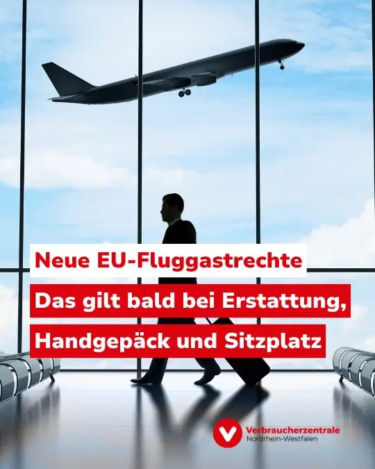 Bild eines startenden Flugzeugs, das im Freien hinter einer Glasfassade zu sehen ist. Vor der Fassade zieht ein Mann einen Reisekoffer zwischen Sitzbänken. Text: "Neue EU-Fluggastrechte: Das gilt bald bei Erstattung, Handgepäck und Sitzplatz" sowie Logo der Verbraucherzentrale Nordrhein-Westfalen.