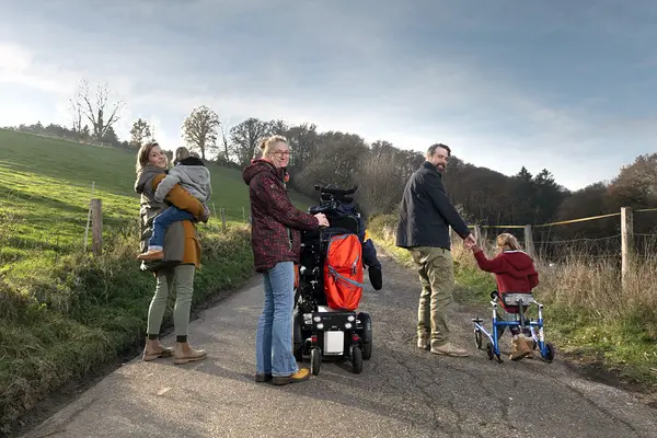 Familie mit Kindern beim Spaziergang