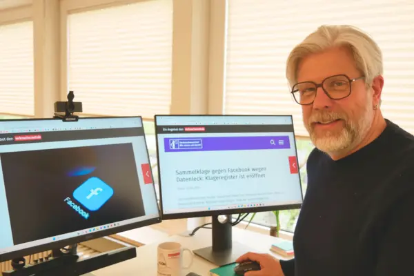  Marcus Wewer, Vorstand der Verbraucherzentrale Bremen, trägt sich ins Klageregister gegen Facebook ein. 