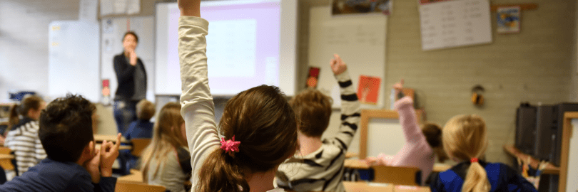 Eine Schülerin zeigt im Unterricht auf