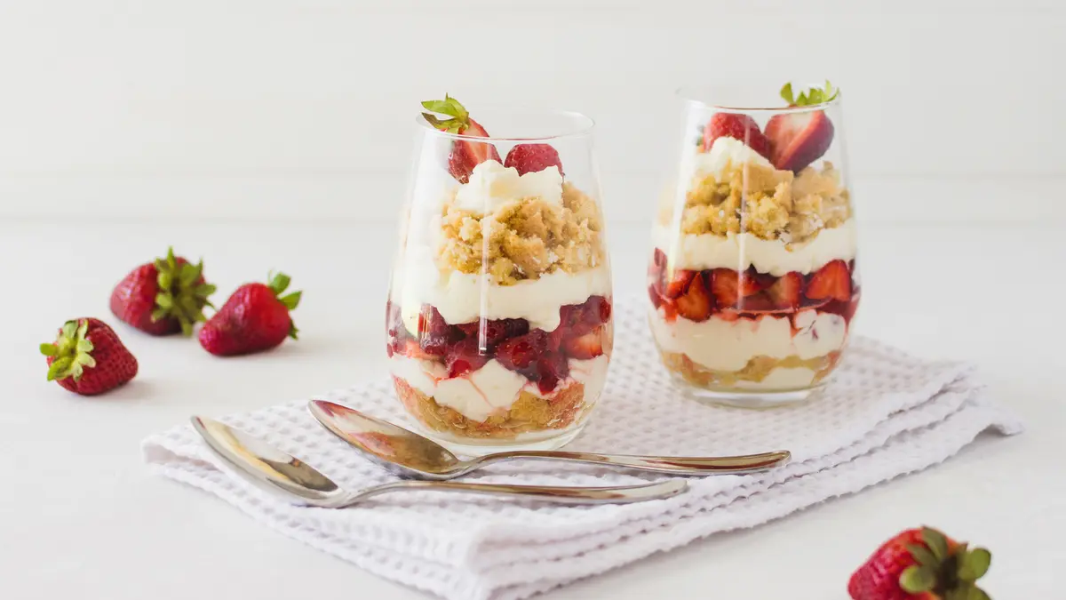Schichtdessert mit Erdeeren, Joghurt und Keksen im Glas