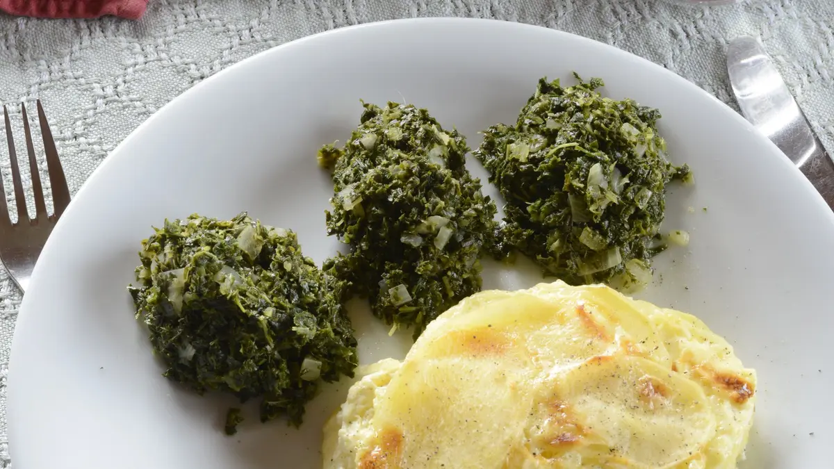 Kartoffelgratin und Grünkohl auf einem Teller