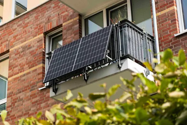 Balkonkraftwerk, Steckersolarkraftwerk am Balkon an Haus