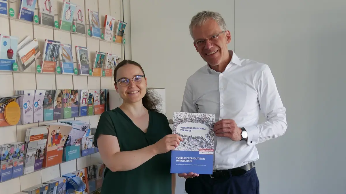 Übergabe des Forderungskatalogs an Marie Schäffer durch Christian A. Rumpke
