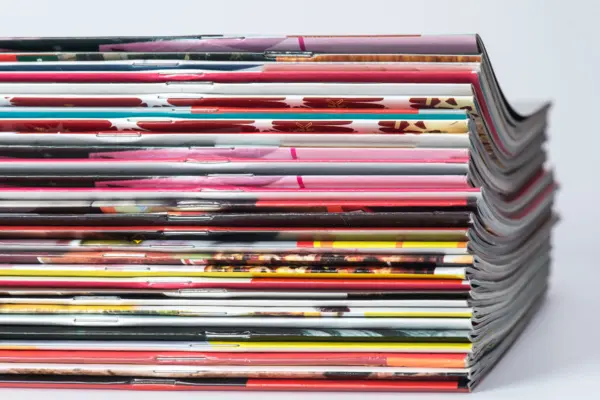 Zahlreiche Zeitschriften übereinander gestapelt