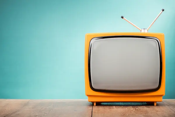 Vintage Fernseher auf Holztisch