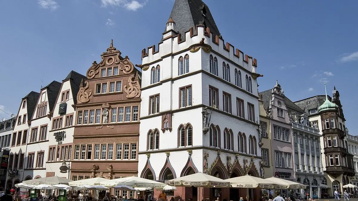 Eine Straßenecke mit Häusern und Restaurants.