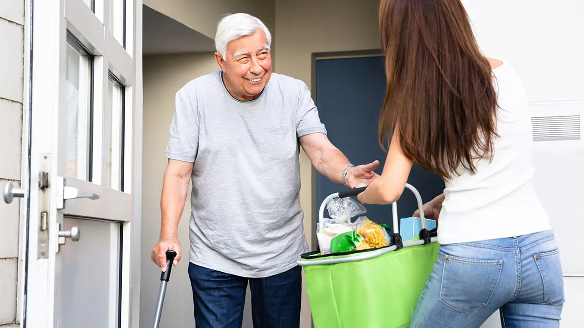 Ein Senior lässt sich Lebensmittel nach Hauser bringen