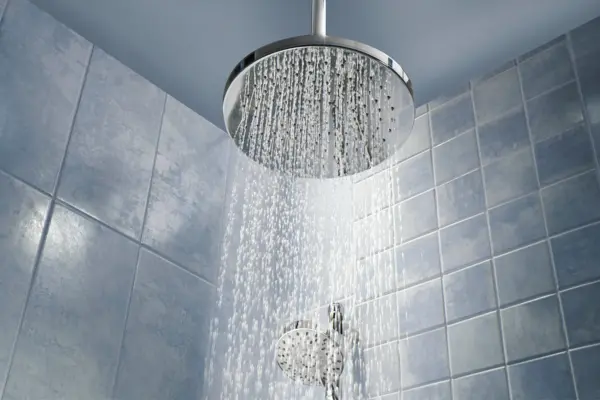 Aus einem Duschkopf fließt Wasser