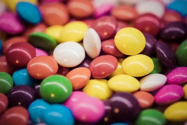 Mit Schellack behandelte, bunte, glänzende Schokoladendragees 