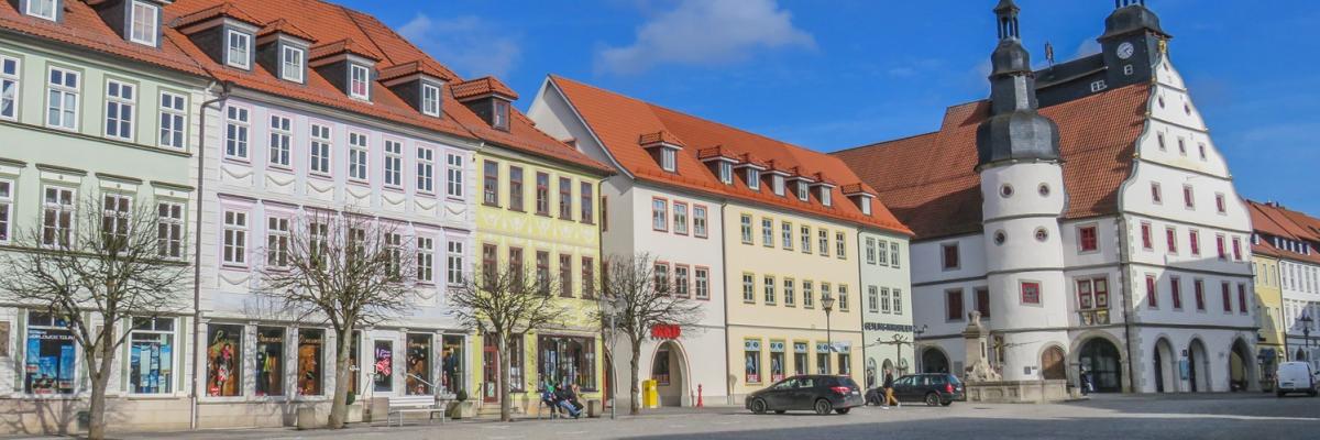 Der Marktplatz von Hildburghausen mit historischem Rathaus.