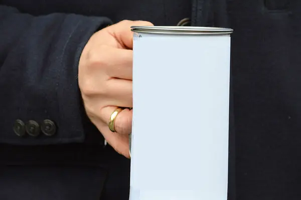 Jemand hält eine Spendensammelbüchse in der Hand