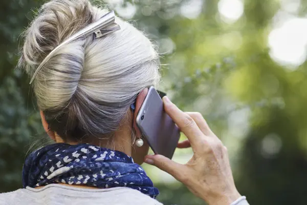 Ältere Frau telefoniert mit Smartphone