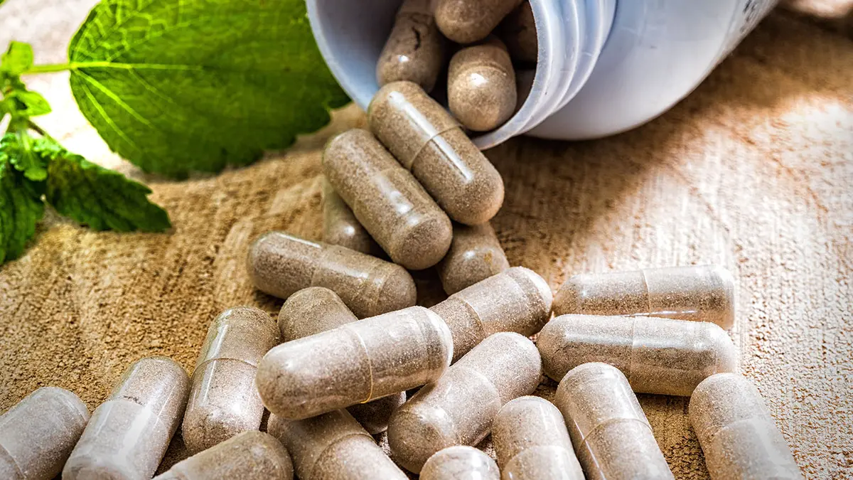 Geöffnete Dose mit Nahrungsergänzungsmitteln in Pillenform