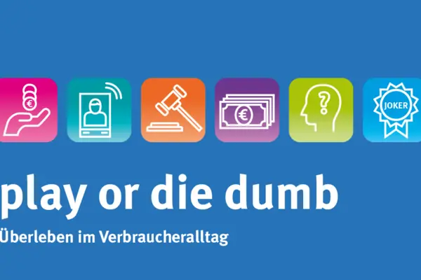 Die Titelseite des digitalen Kartenspiels mit der Aufschrift "Play or die dumb".