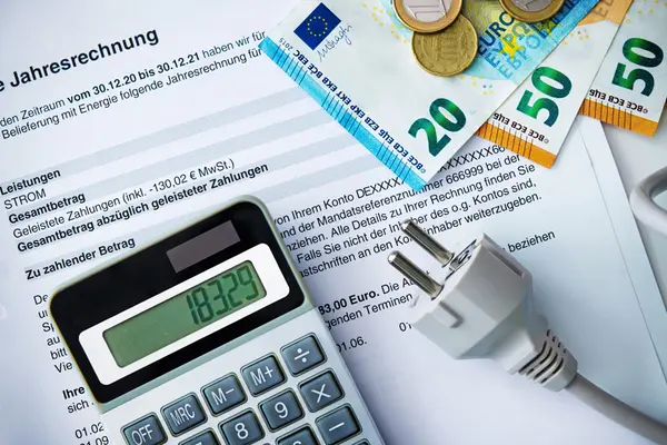 Jahresrechnung Strom, Geldschreine, Taschenrechner, Stromstecker zu verspäteten Abrechnungen