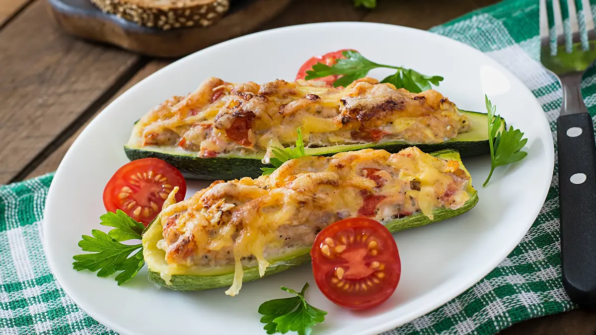 Zucchini mit Hack gefüllt und mit Käse überbacken
