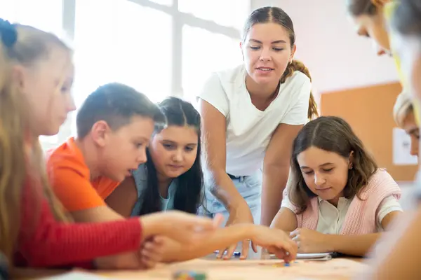 Kinder spielen am Tisch ein Brettspiel