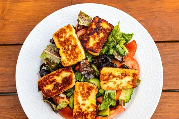 Salat mit gegrillten Halloumi