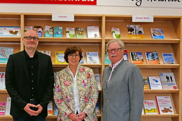 Schleswig-Holsteins Verbraucherschutzministerin Dr. Sabine Sütterlin-Waack (Mitte) mit dem VZSH-Verwaltungsratsvorsitzenden Jochem Schlotmann (rechts) und VZSH-Vorstand Stefan Bock (links)