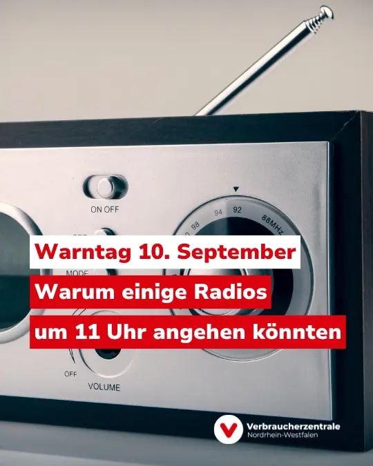 Bild eines Radios mit Antenne, Text: "Warntag 10. September: Warum einige Radios um 11 Uhr angehen könnten" und Logo der Verbraucherzentrale Nordrhein-Westfalen.