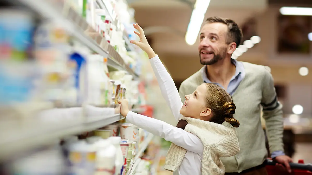 Ein Mann und ein Mädchen im Supermarkt