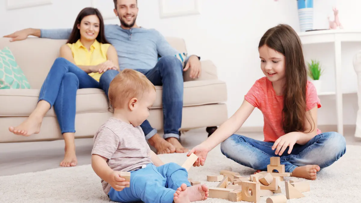 Familie im Wohnzimmer