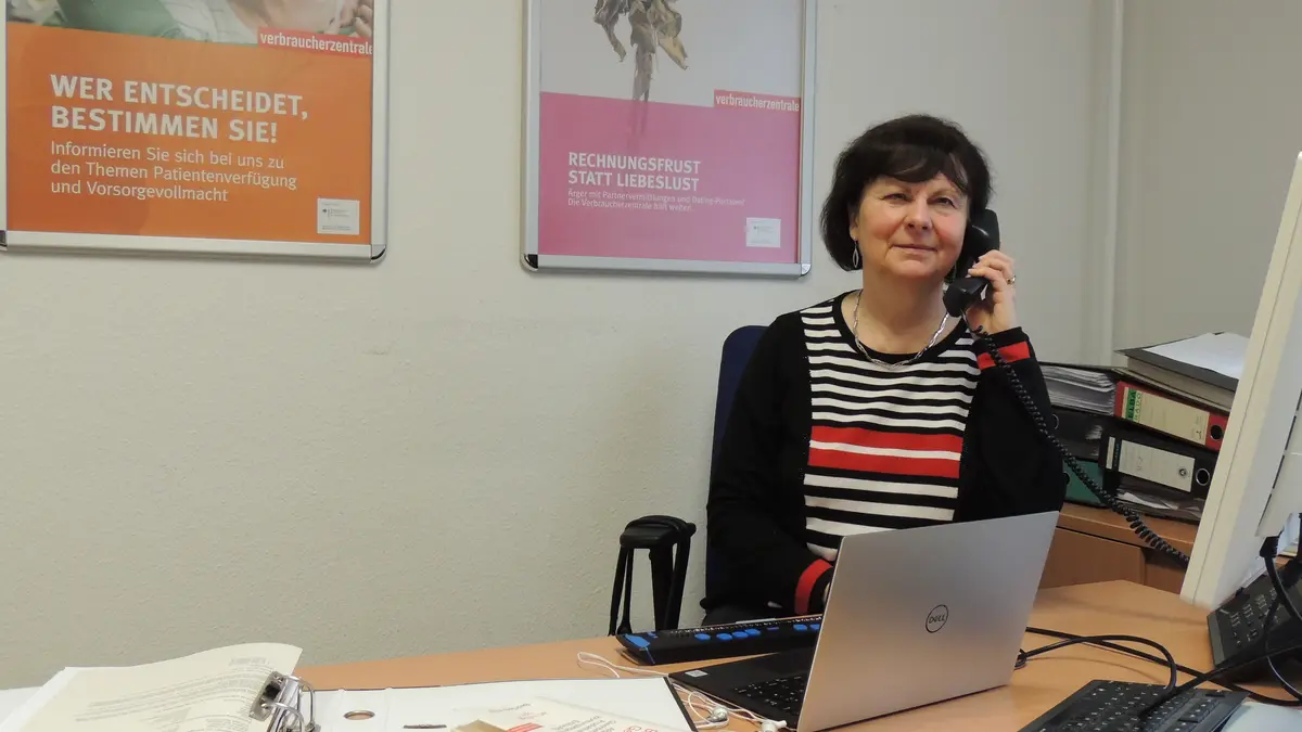 Verbraucherberaterin Silvia Georgi an ihrem Arbeitsplatz in der VBS Nordhausen.