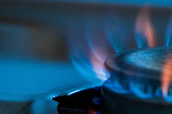 Die Flammen eines eingeschalteten Gasherdes