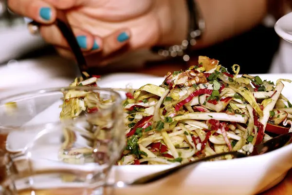 Ein Salat aus Chicoree und Radicchio in einer Schale