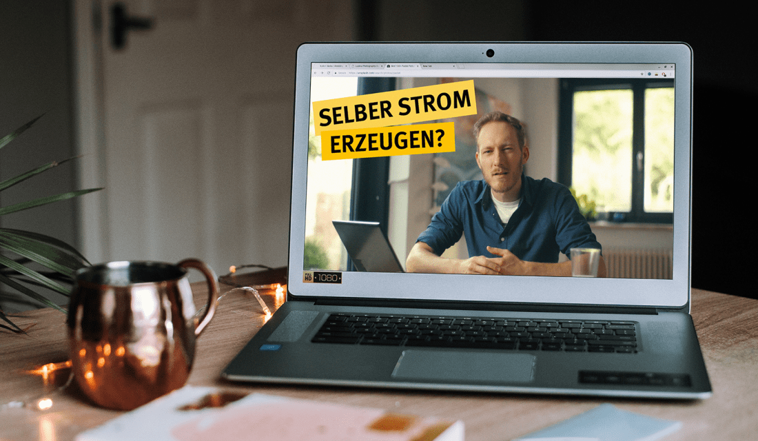 Laptop steht auf einem Tisch, auf dem Bildschirm Vorschaubild für ein Video zum Thema Steckersolar