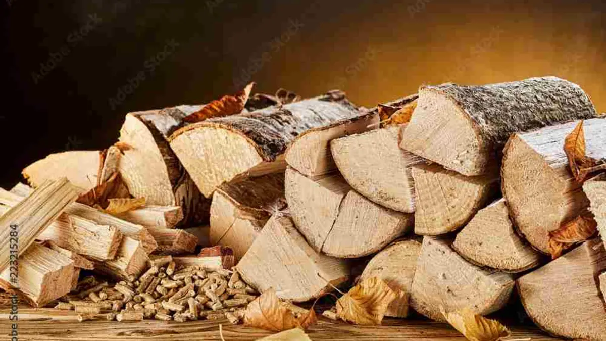 Holz und Pellets gestapelt
