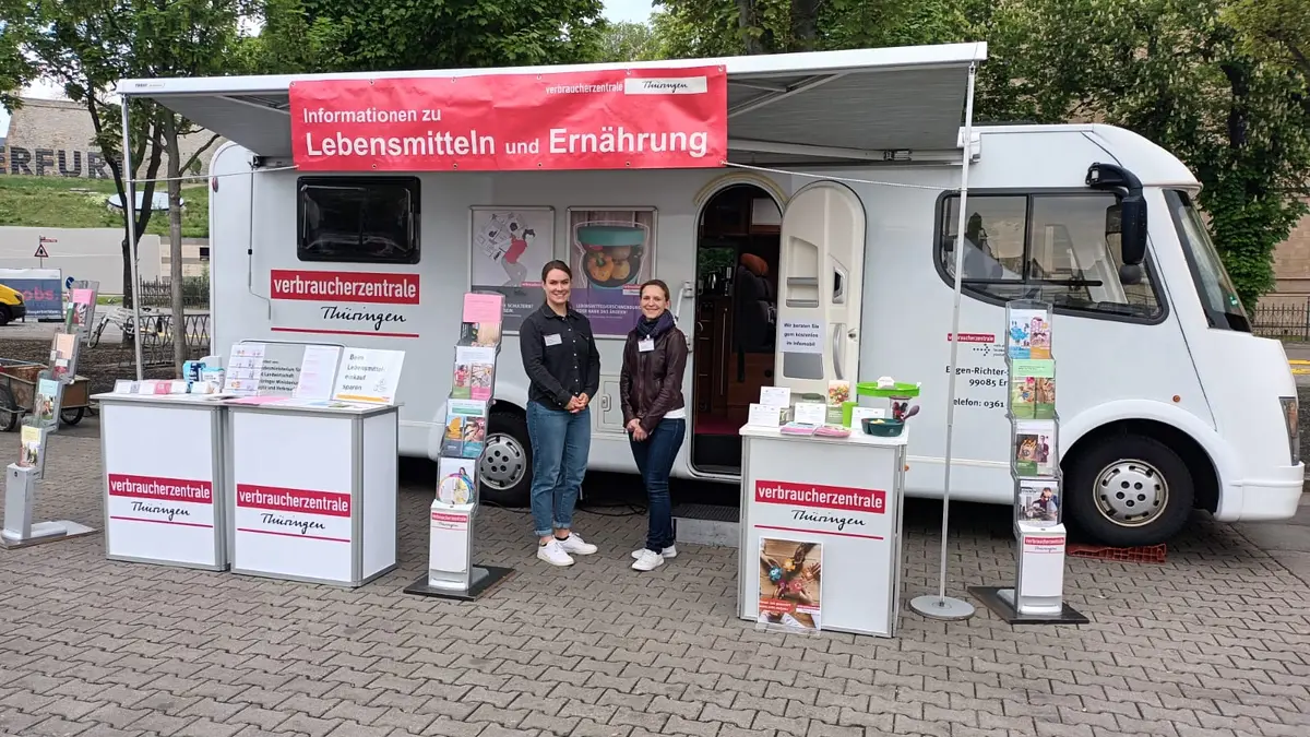 Das Infomobil der Verbraucherzentrale Thüringen steht bei einer Veranstaltung.