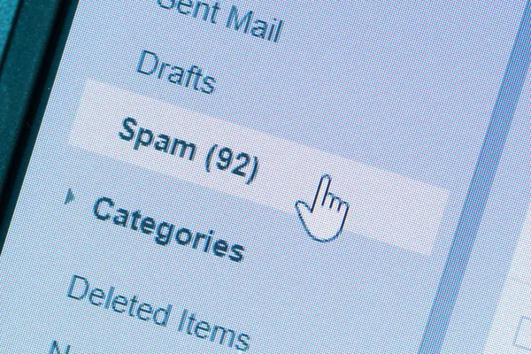 In einem E-Mail-Postfach liegen 92 neue Nachrichten im Spam-Ordner.