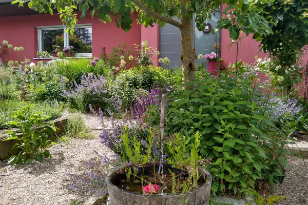 Bepflanzter Vorgarten vor Einfamilienhaus